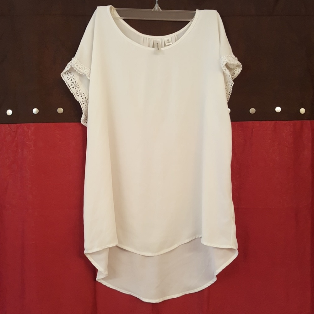 Great Condition! Off-White blouse with flower